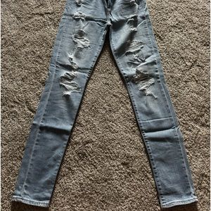 Levi’s ankle length light wash distressed skinny jeans